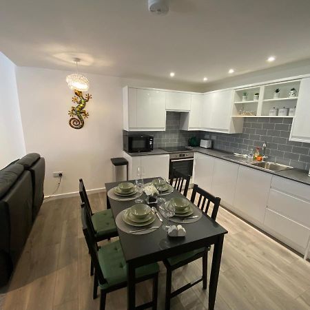 Modern 2 Bedroom Apartment, With Car Parking. Bitton Zewnętrze zdjęcie